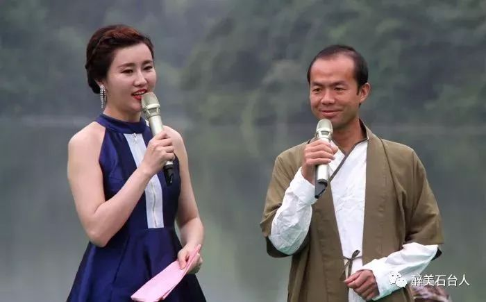 第三季中国诗词大会总冠军雷海为(右)与主持人互动,分享中国诗词大会获奖感言,畅谈石台美好印象,传授中国诗词学习与传承经验