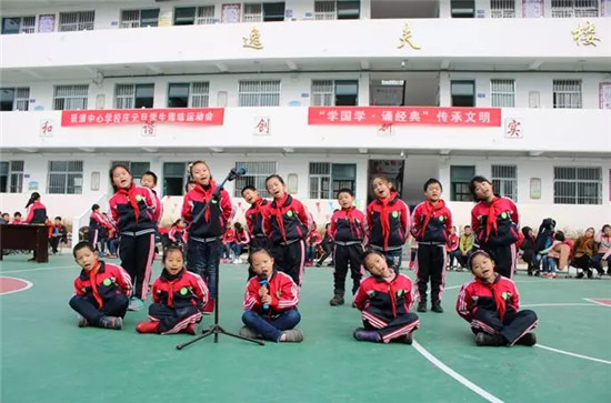 二年级集体诵读《弟子规》,形式活泼、可爱,为人做事的众多道理在孩子们心中生根、发芽。