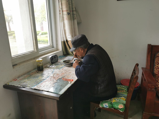 丁香镇敬老院院长查志向在院内施行分餐制,引导大家养成健康、文明、绿色的生活习惯