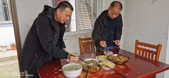 石台县七都镇中心卫生院食堂开展“公筷公勺,文明就餐”活动