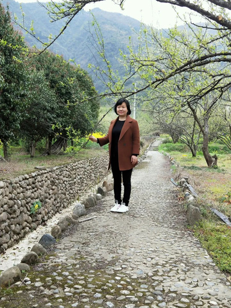 扎根一线育桃李29载,用实际行动书写最美教师动人篇章的石台县第二中学教师王宝英;