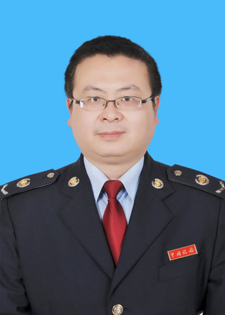立足平凡岗位默默奉献27载,用责任和担当彰显公仆本色的池州市税务稽查局审理股股长张志宏;