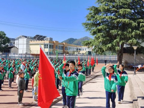 我县各学校积极开展建队日活动，争做新时代好队员